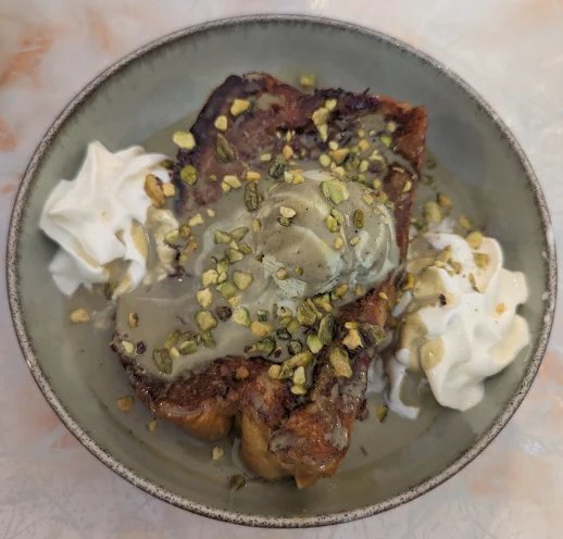 Bristache, brioche perdue à la pistache, servie avec chantilly